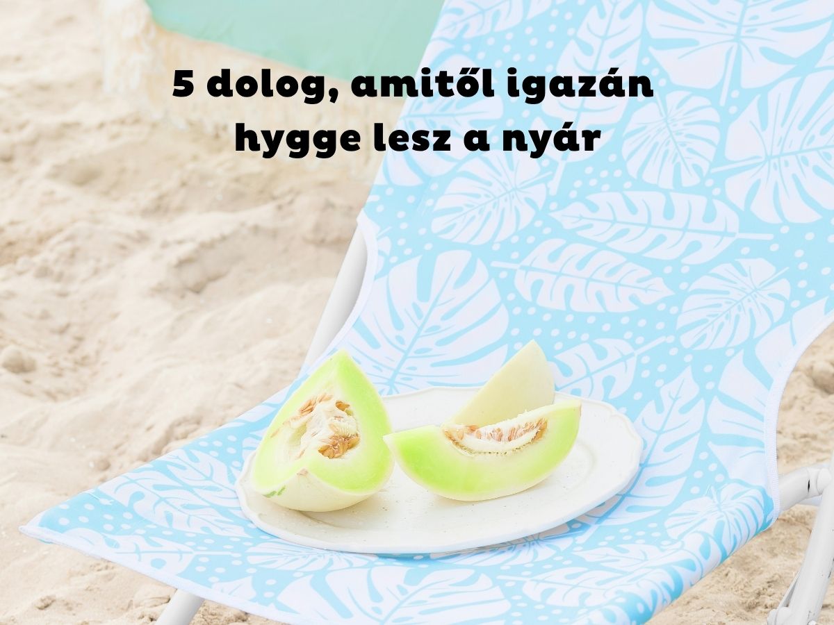 Kék alapon fehér mintás napozóágy tengerparton, rajta felszeletelt cukordinnye