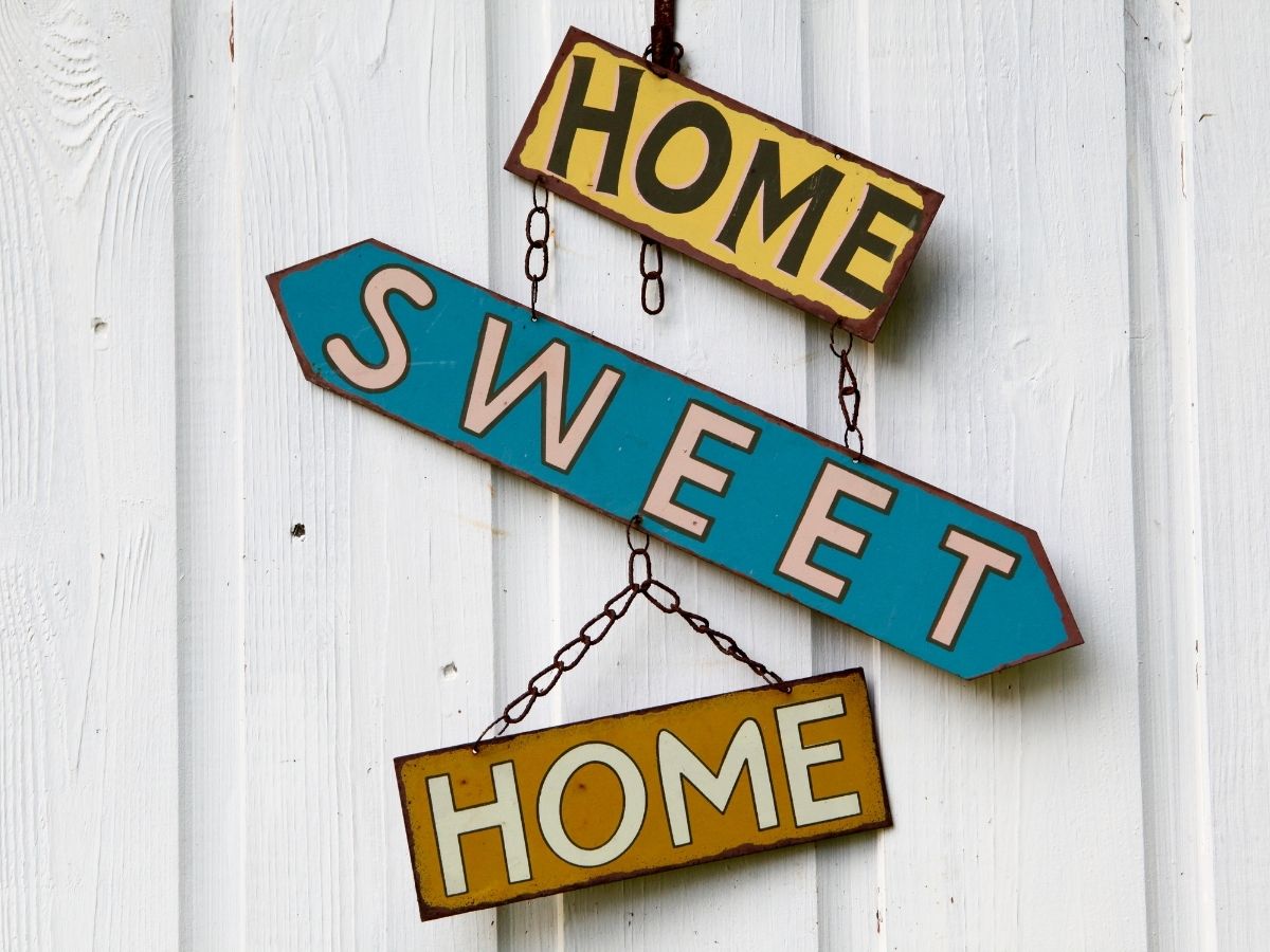 Home Sweet Home táblák fehér falra akasztva