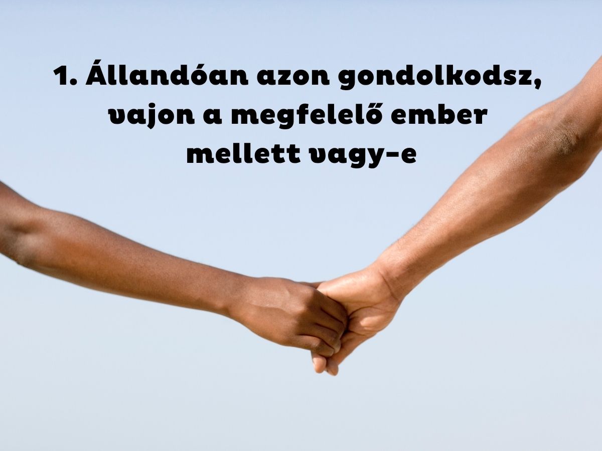 - Nők Lapja Kék égbolt háttérben, férfi és nő fogja egymás kezét