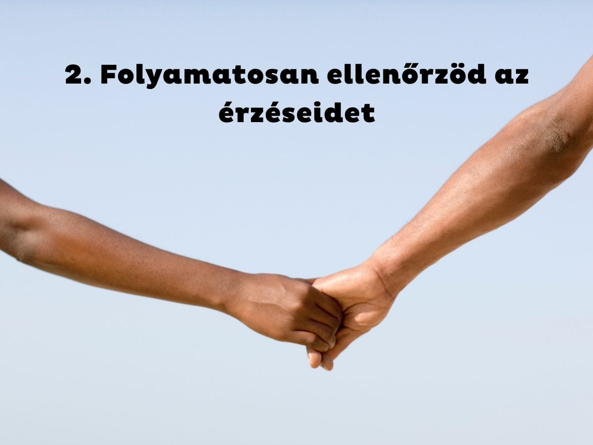 7 jel hogy csontsűrűség-vizsgálatra van szükségünk 65 éves kor előtt - 2026-07-20T092556036 - Nők Lapja Kék égbolt háttérben, férfi és nő fogja egymás kezét