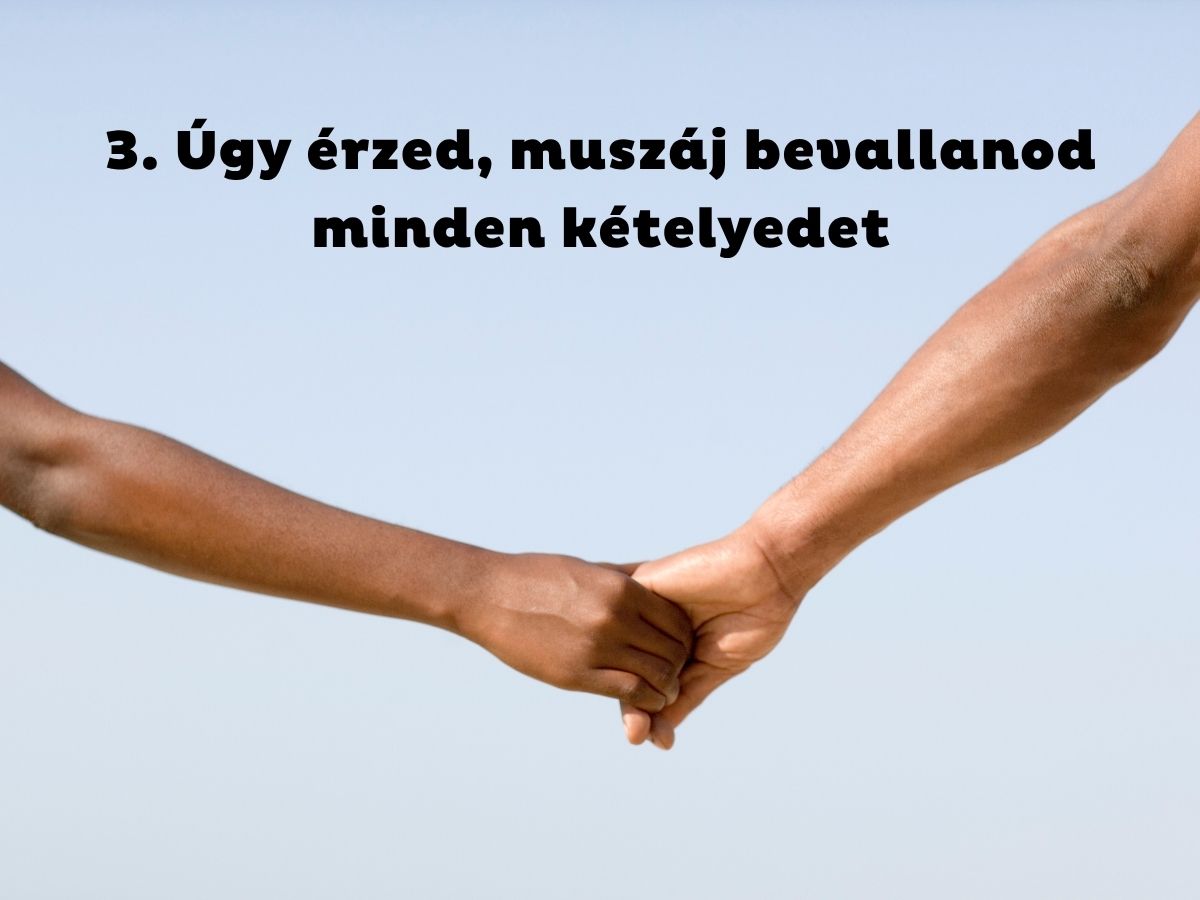 7 jel hogy csontsűrűség-vizsgálatra van szükségünk 65 éves kor előtt - 2026-07-20T092616813 - Nők Lapja Kék égbolt háttérben, férfi és nő fogja egymás kezét