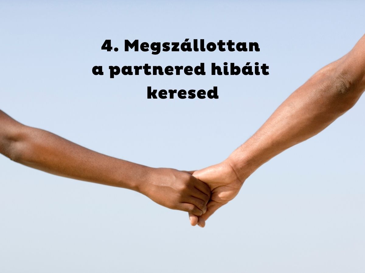 7 jel hogy csontsűrűség-vizsgálatra van szükségünk 65 éves kor előtt - 2026-07-20T092647063 - Nők Lapja Kék égbolt háttérben, férfi és nő fogja egymás kezét