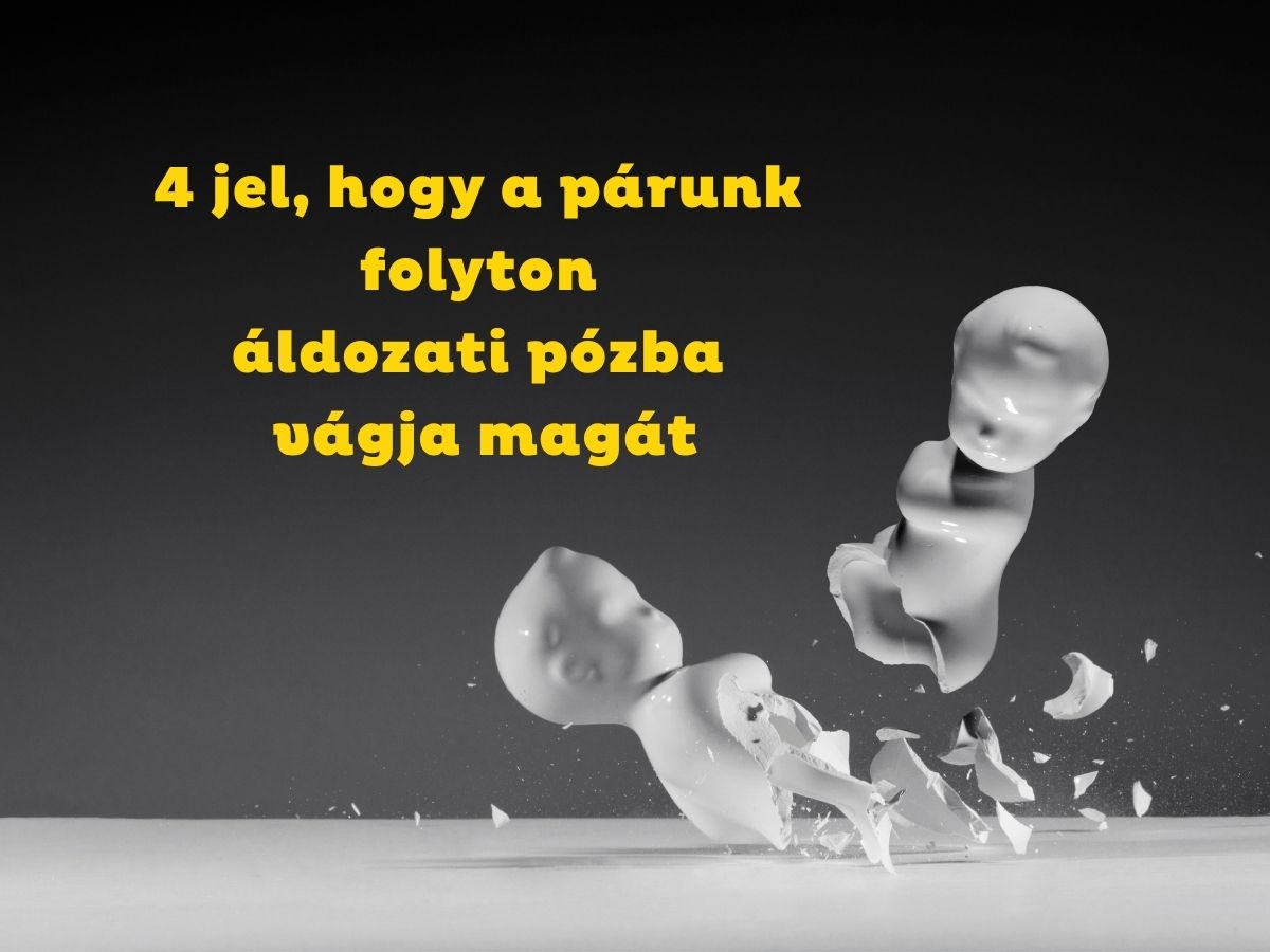 Sötétszürke háttér, fehér porcelán babák összeütközés után eltörnek