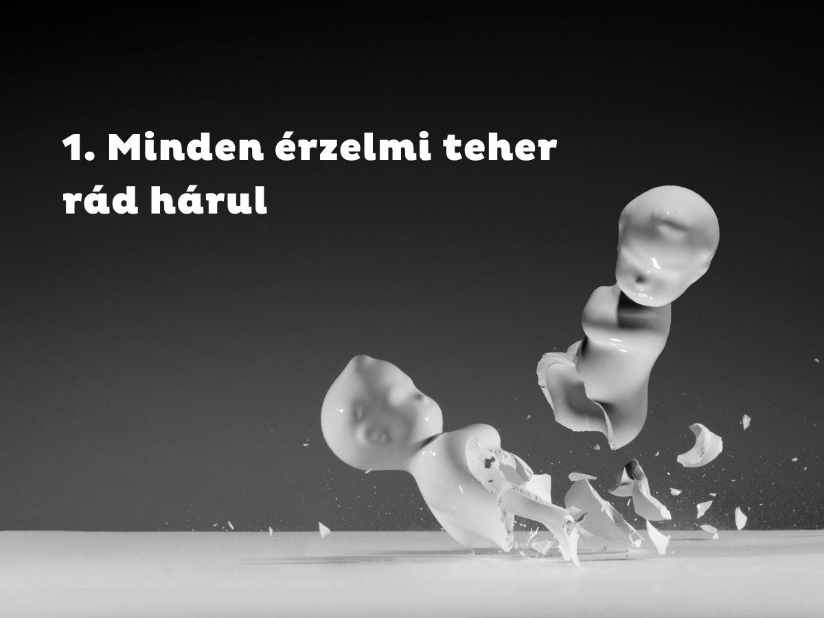 - Nők Lapja Sötétszürke háttér, fehér porcelán babák összeütközés után eltörnek