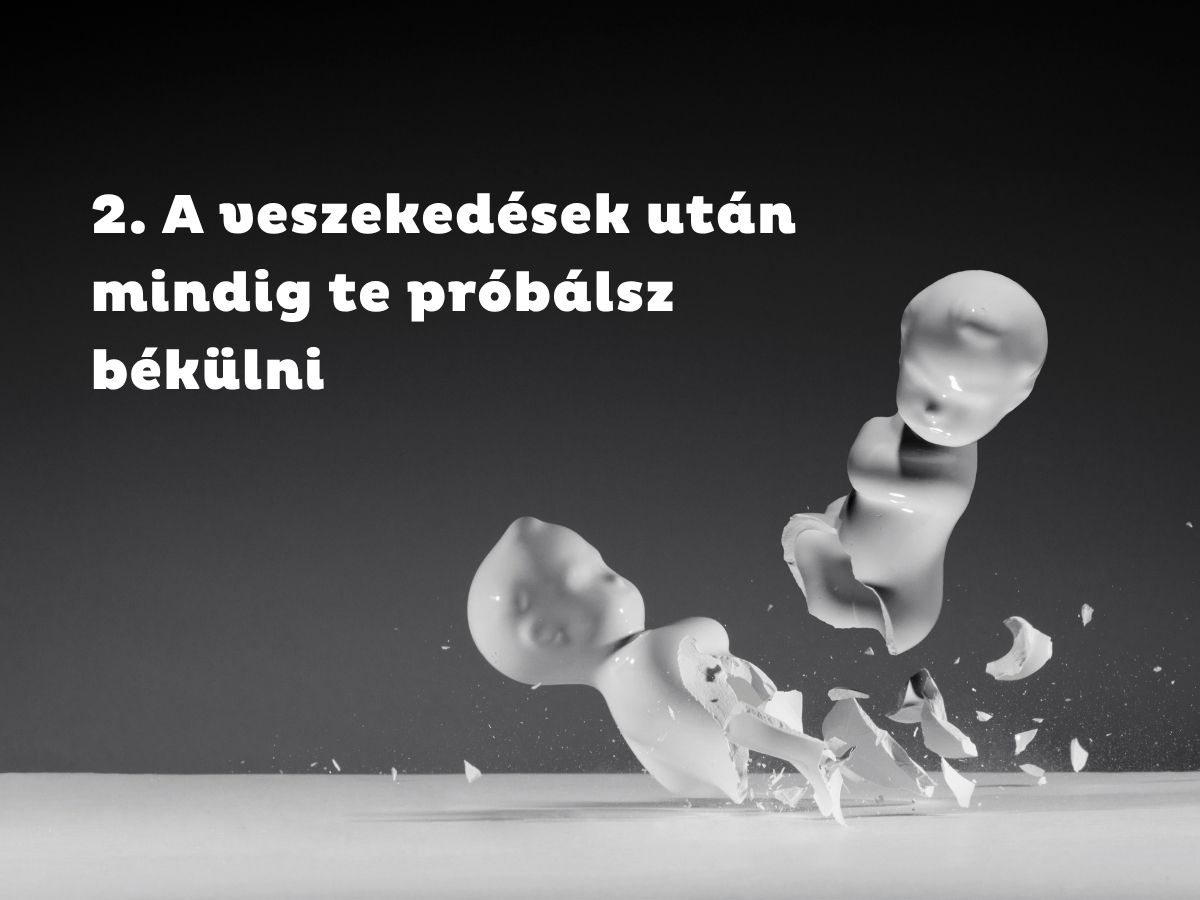 - Nők Lapja Sötétszürke háttér, fehér porcelán babák összeütközés után eltörnek