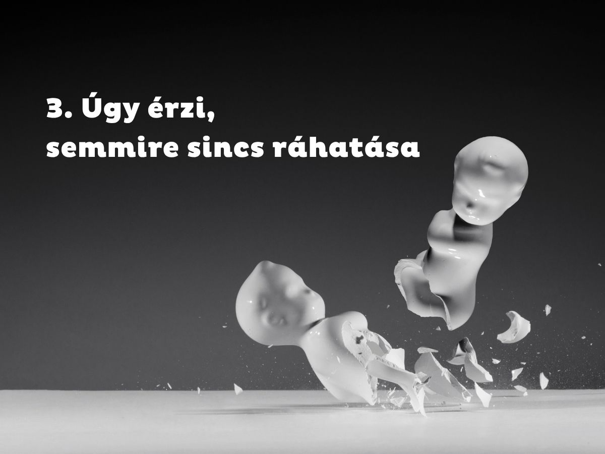 - Nők Lapja Sötétszürke háttér, fehér porcelán babák összeütközés után eltörnek