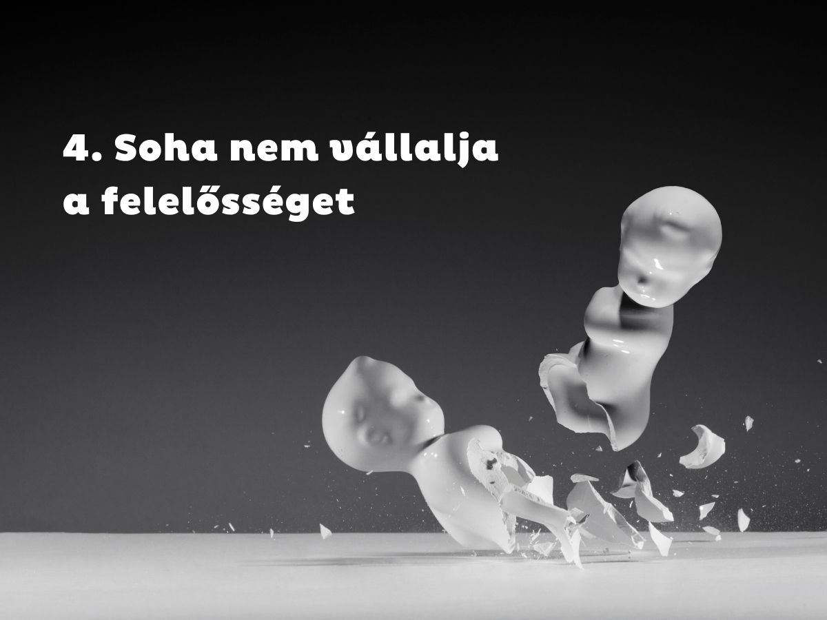 - Nők Lapja Sötétszürke háttér, fehér porcelán babák összeütközés után eltörnek