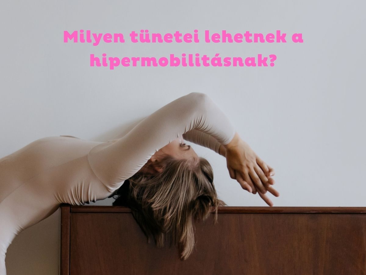 Hajlékony nő hátradől fa felületre, kezét a feje fölé nyújtja