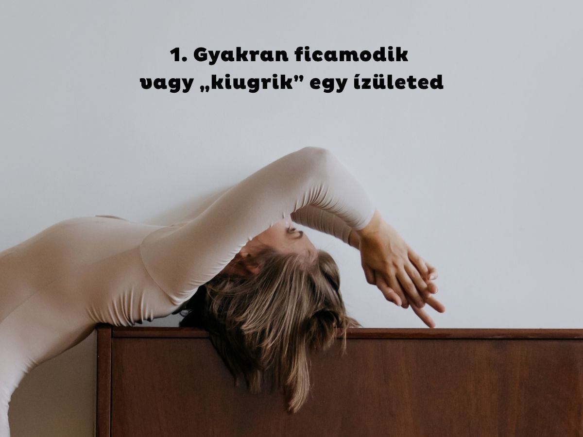 - Nők Lapja Hajlékony nő hátradől fa felületre, kezét a feje fölé nyújtja
