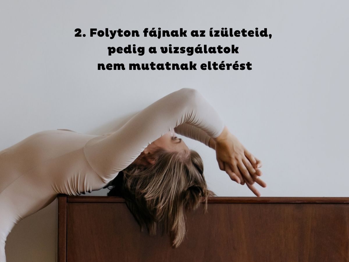 7 jel hogy csontsűrűség-vizsgálatra van szükségünk 65 éves kor előtt - 2026-07-29T142807062 - Nők Lapja Hajlékony nő hátradől fa felületre, kezét a feje fölé nyújtja