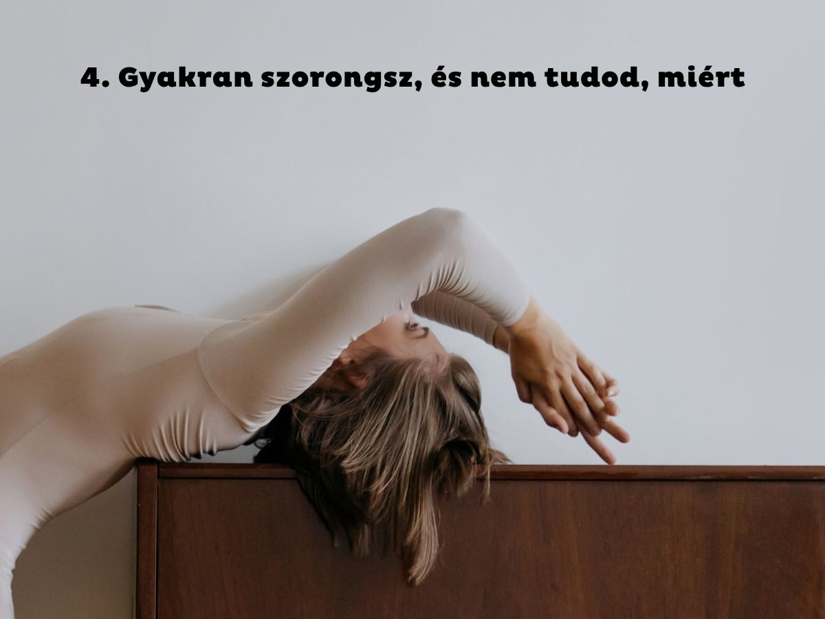 - Nők Lapja Hajlékony nő hátradől fa felületre, kezét a feje fölé nyújtja