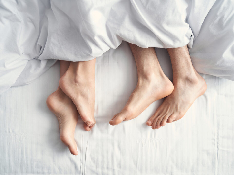 Female and a man under the blanket - Nők Lapja