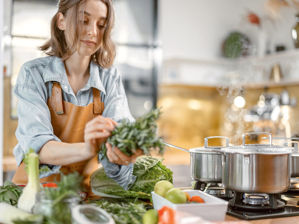 Woman with green ingredients on the kitchen - Nők Lapja