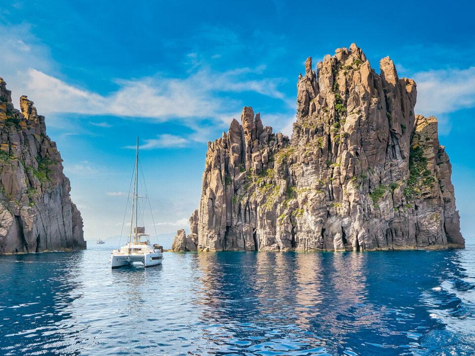 The 79 meter high rock Scoglio Spinazzola with the island of Basiluzzo northeast of Panarea in Sicily in Italy - Nők Lapja