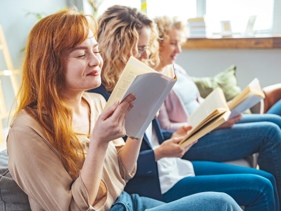 nagymamás hobbik - Nők Lapja fiatal nők ülnek egymás mellett könyvvel a kezükben