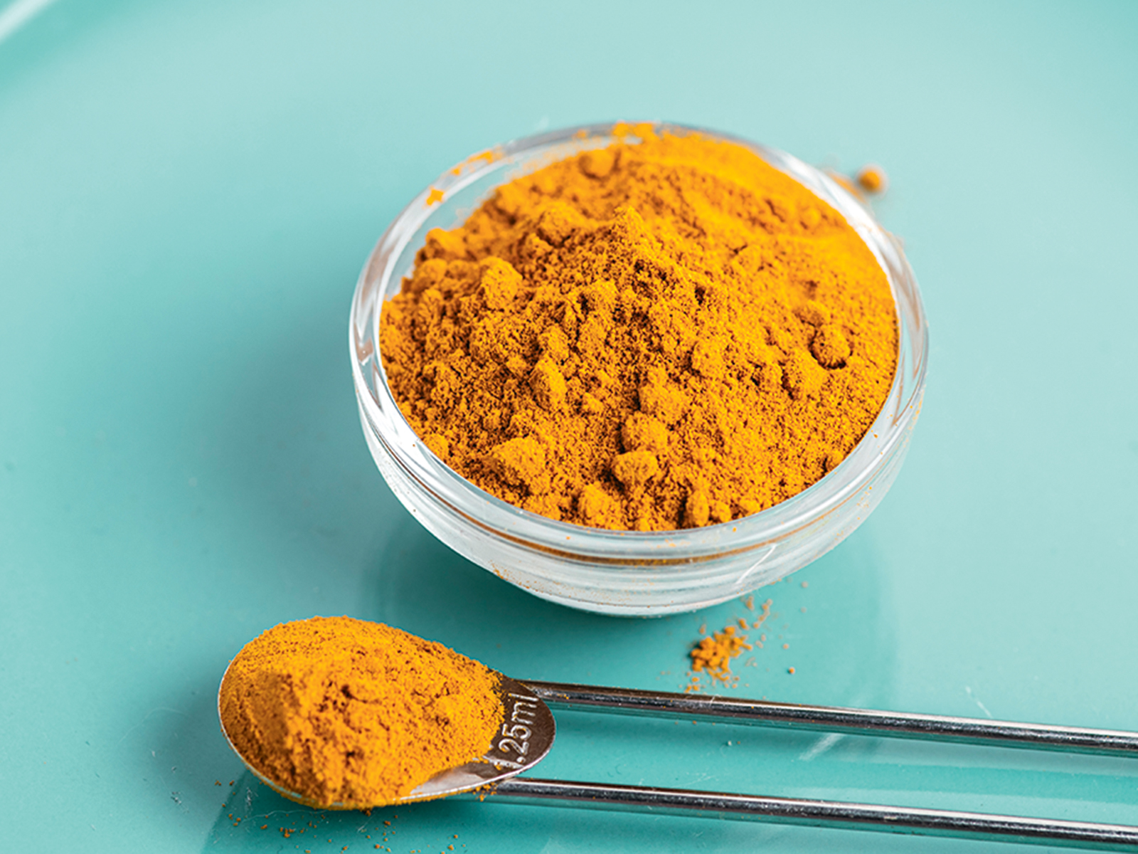 Turmeric Powder on Color Background - Nők Lapja