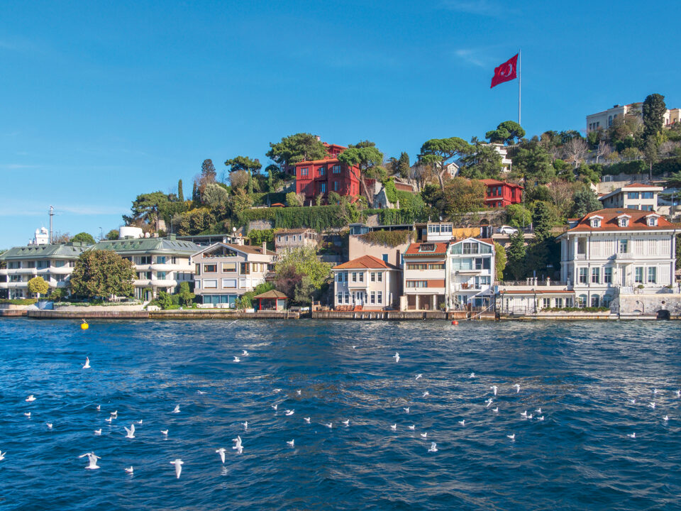 Isztambul utazás tippek - Nők Lapja Kilátás a Boszporuszról Isztambul ázsiai oldalára: a kandilli domboldalon történelmi oszmán villák sorakoznak, előttük hajó halad a vízen, a háttérben pedig a Fatih Sultan Mehmet híd látható.