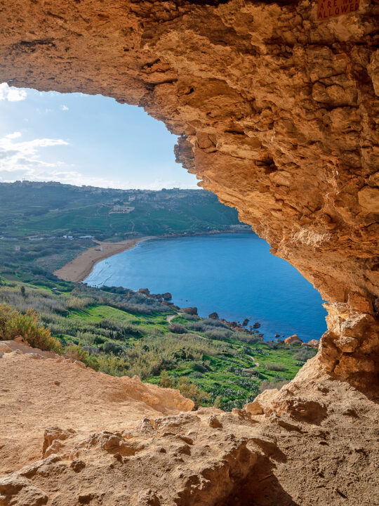 Tal-Mixta Cave with view of Ramla Bay green hills and blue sea - Nők Lapja