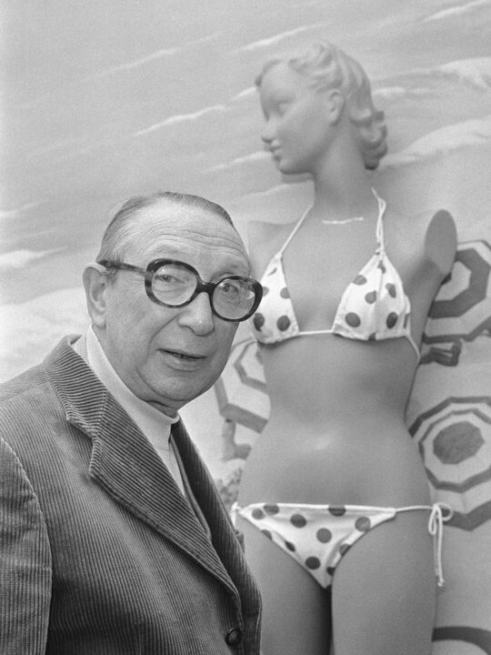 Louis Reard with Bikini - Nők Lapja Louis Réard egyik legújabb bikini-tervével, 1974 novemberében