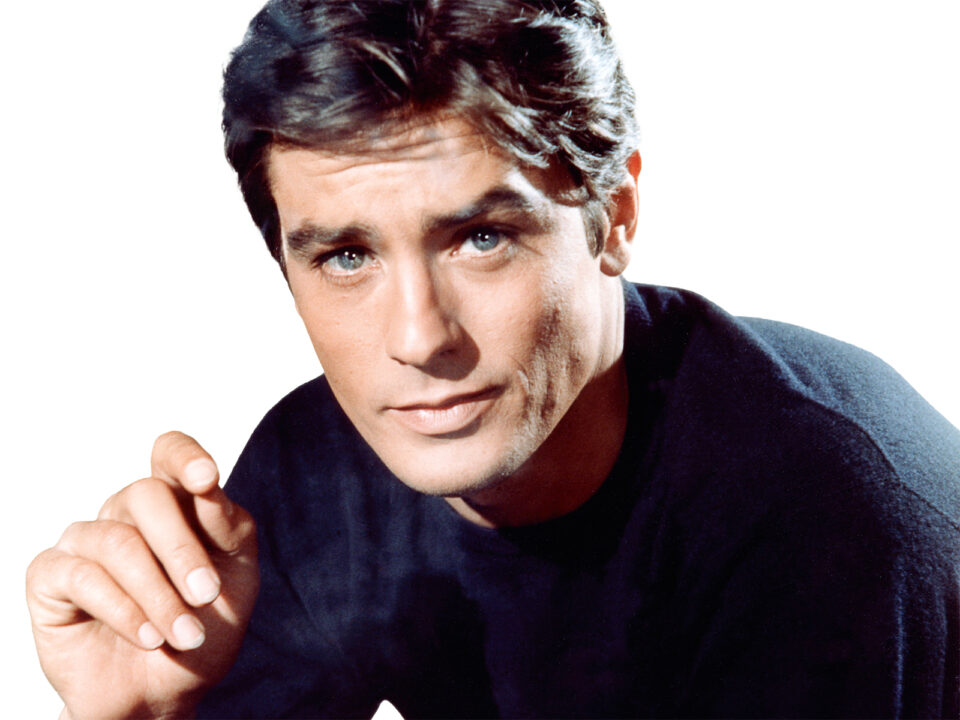 Alain Delon - Nők Lapja Alain Delon fekete ingben átható tekintettel néz a kamerába, közeli kép