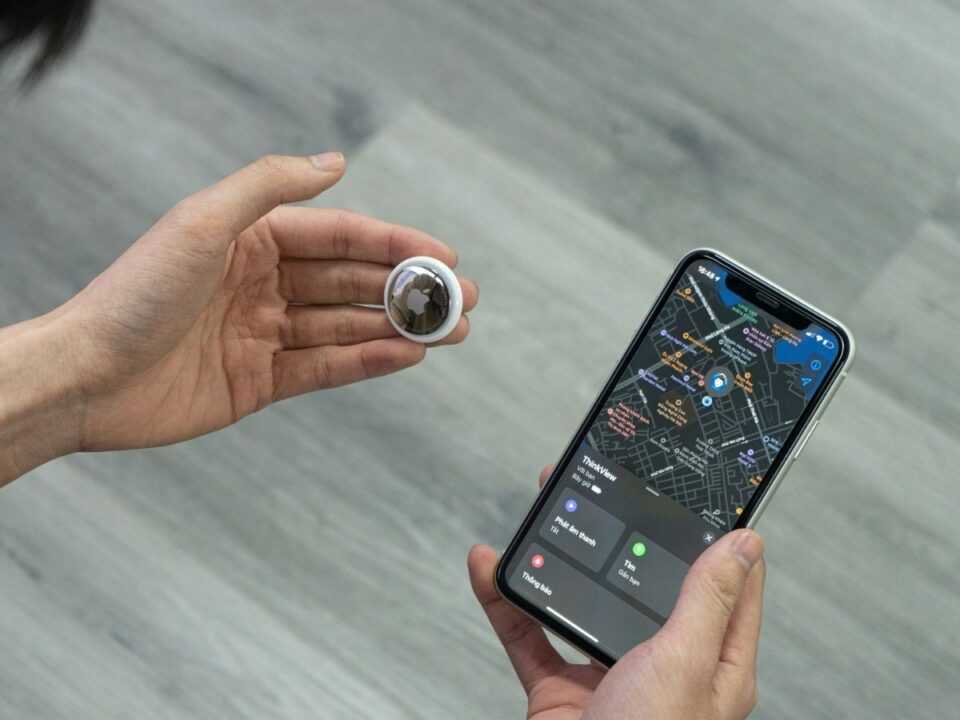 air-tag-nyomkoveto - Nők Lapja Férfi AirTag nyomkövetőt fog az egyik kezében, másik kezében a telefonján nézi a helyzetét