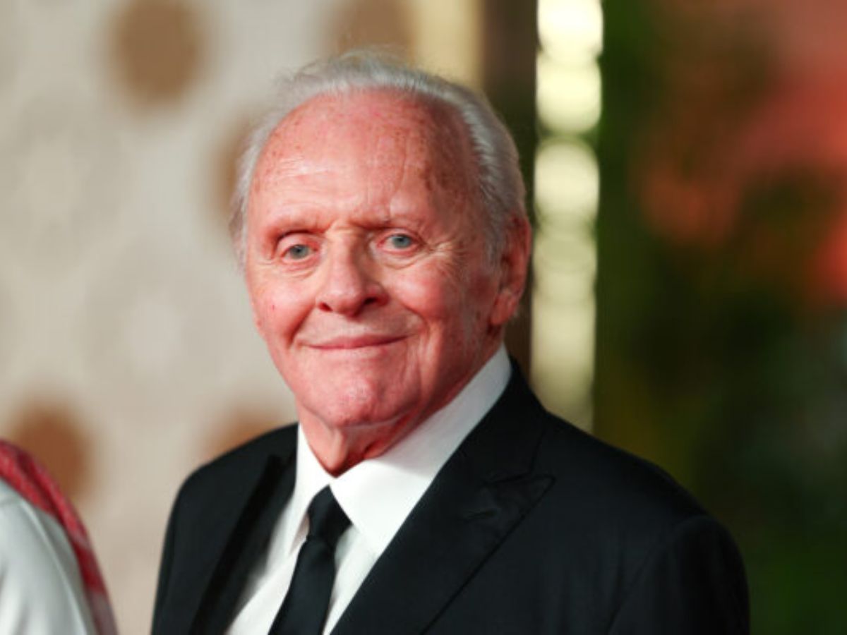 anthony hopkins fekete öltönyben