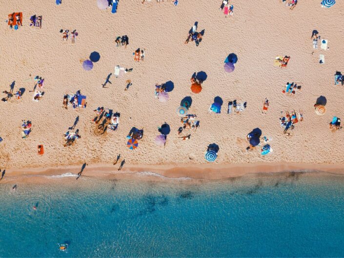 zsúfolt homokos tengerpart strand