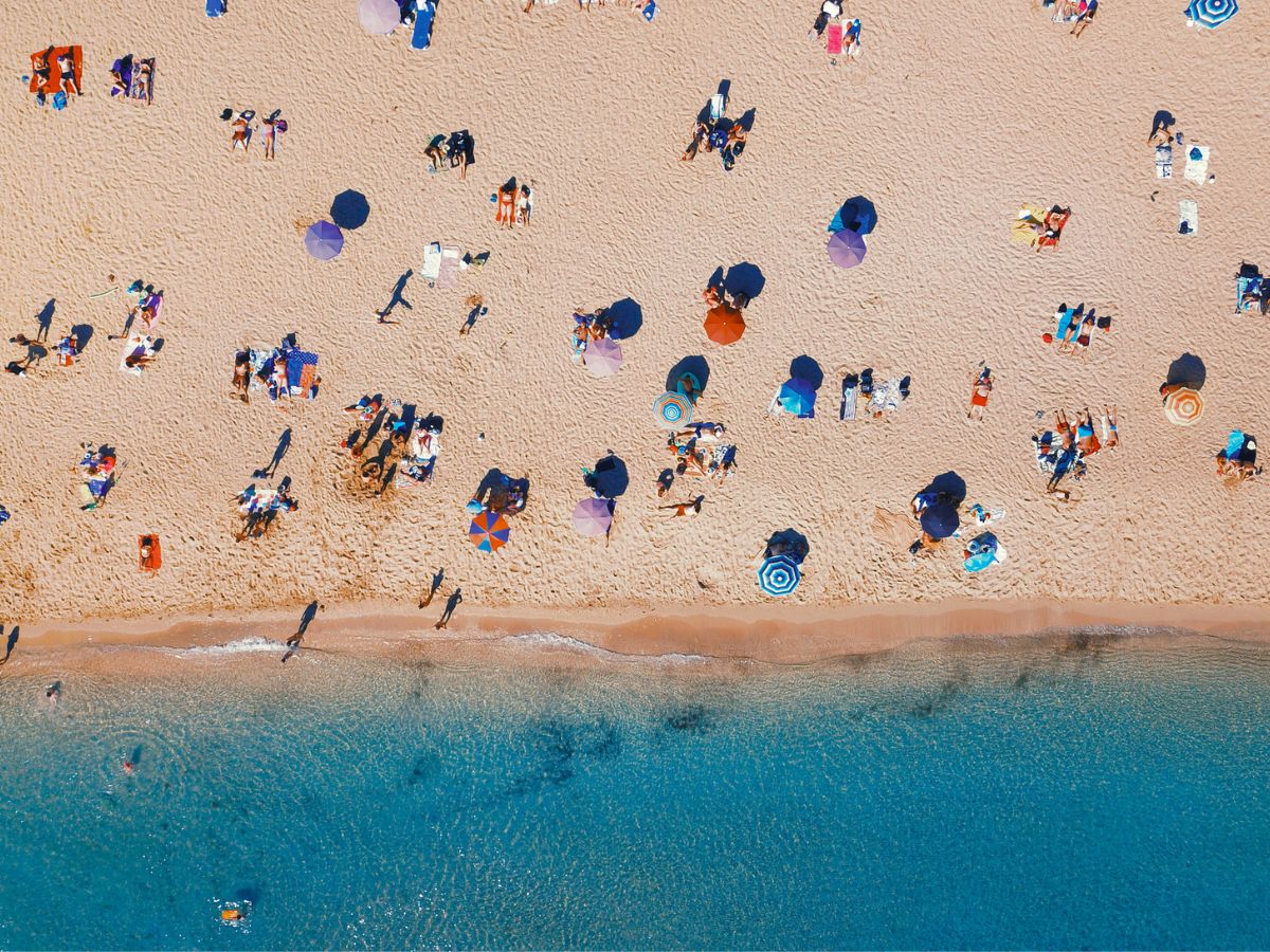 zsúfolt homokos tengerpart strand