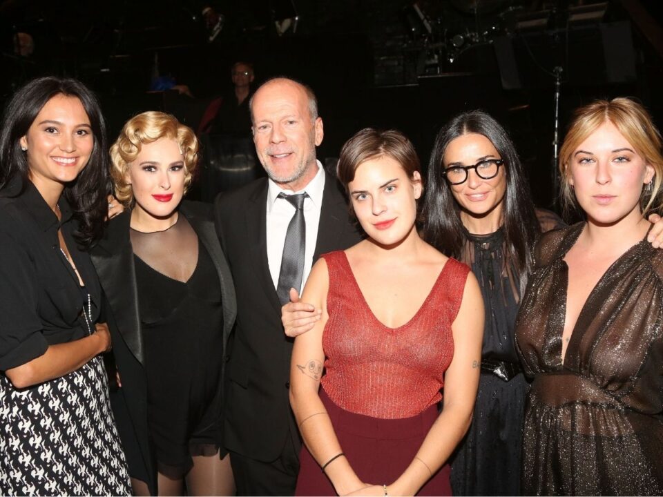 Balról jobbra: Emma Heming, Rumer Willis, Bruce Willis, Scout Willis, Demi Moore és Tallulah Willis