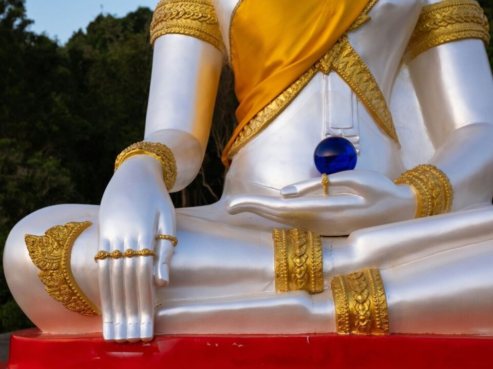 buddha-tizmillioszoros-nap-julius-18 - Nők Lapja Buddha szobor, kezében kék gömböt tart