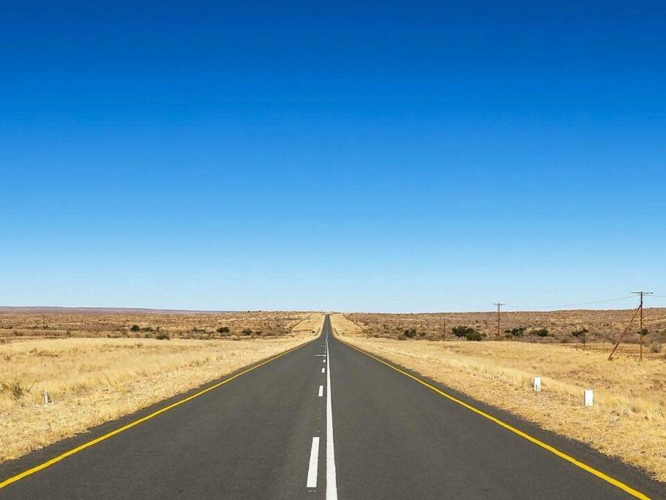 egyenes-ut-autovezetes-veszely - Nők Lapja Hosszú, egyenes út forgalom nélkül