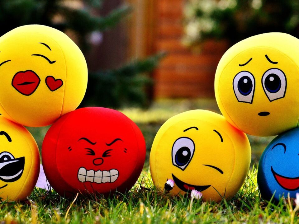 erzelmi-intelligencia-fejlesztese - Nők Lapja különböző érzelmű smiley labdák a füvön