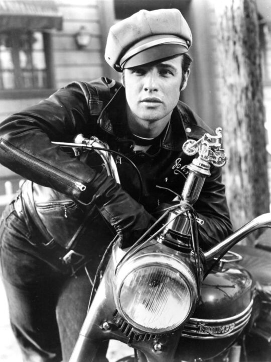 ferfiak-akikbe-egy-vilag-volt-szerelmes-ferfiideal - Nők Lapja Marlon Brando, aki egykor a férfiideál megtestesítőjének számított, a The Wild One (1953) című film ikonikus motoros jelenetében