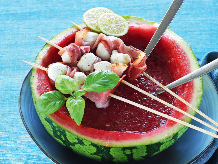 Görögdinnye gazpacho sonkás, mozzarellás nyárssal (főzés nélkül)