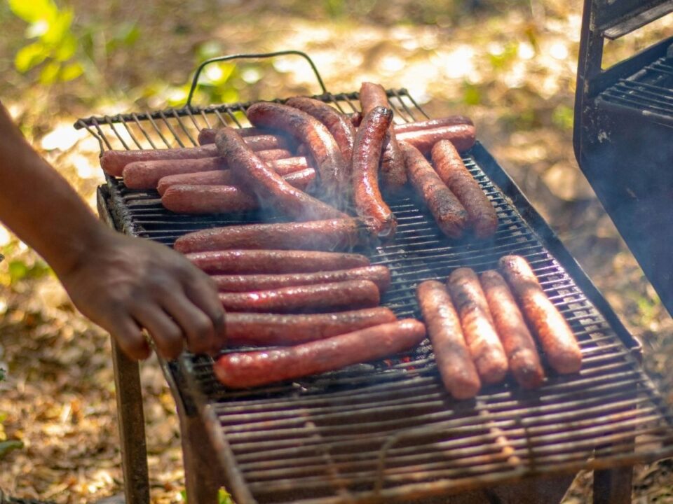 grillkolbasz-szajrak - Nők Lapja Nyári grillezés, kolbászok grillsütőben szabadtéren