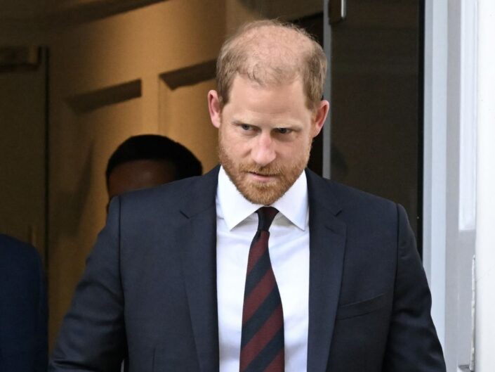 Harry herceg nem túl boldog arccal hagyja el a Chatham House-t