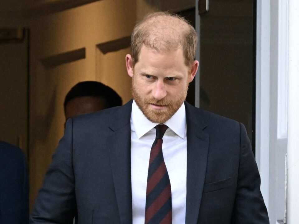 harry-herceg-iii-karoly-titkos-talalkozo - Nők Lapja Harry herceg nem túl boldog arccal hagyja el a Chatham House-t