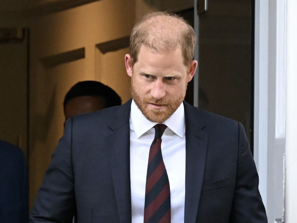 Harry herceg nem túl boldog arccal hagyja el a Chatham House-t