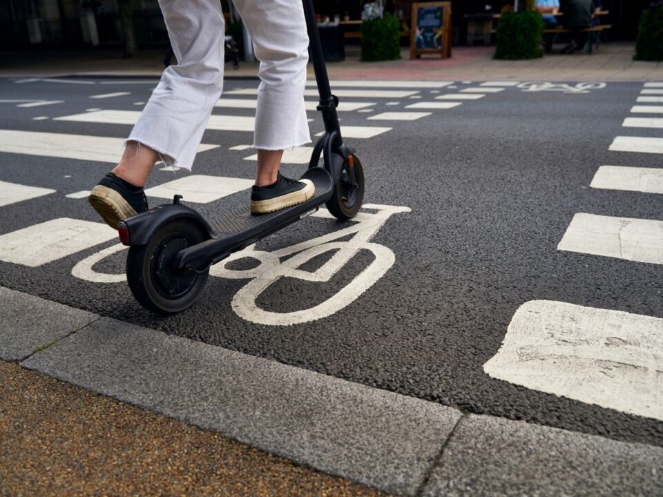 kozlekedesbiztonsag-kerdoiv-balesetek - Nők Lapja nő elektromos rollerrel a zebrán
