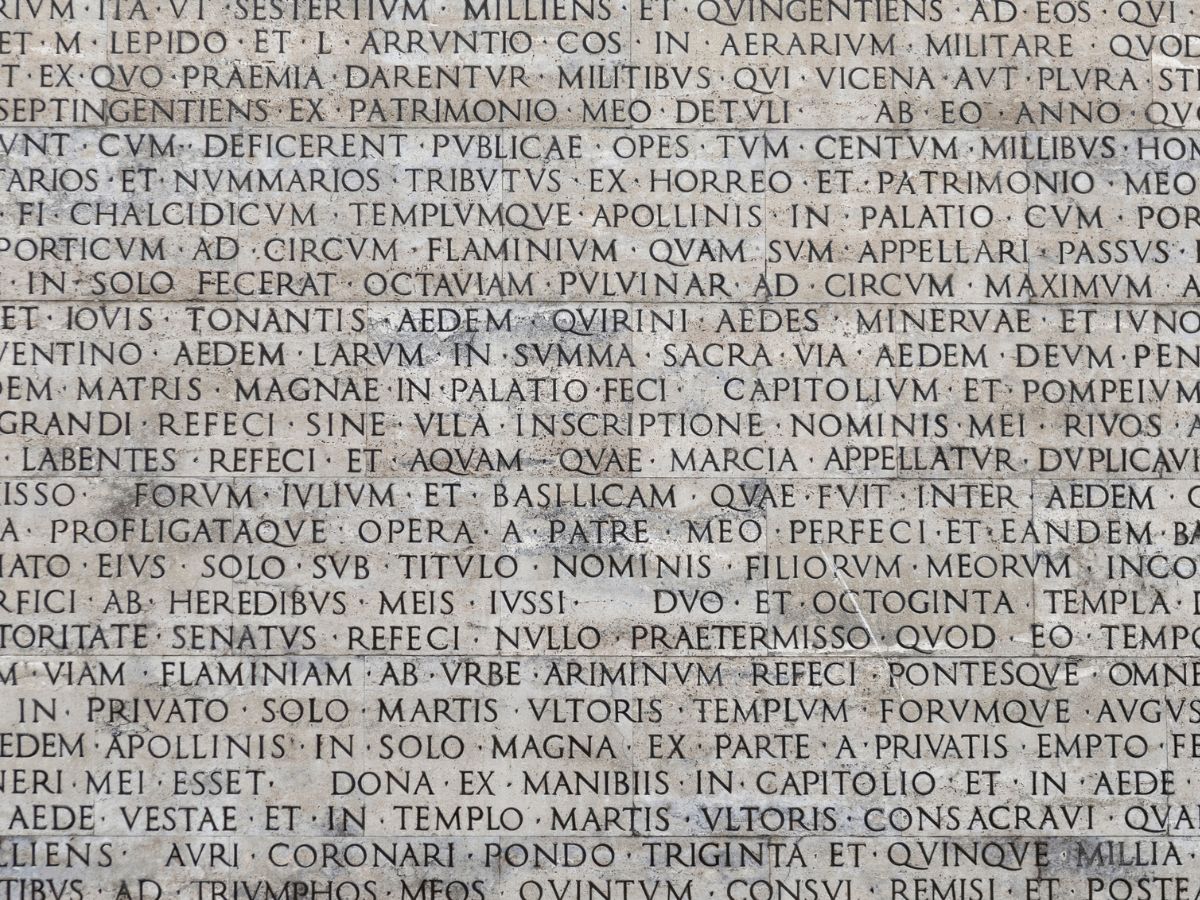 latin szavak egy márványtáblán
