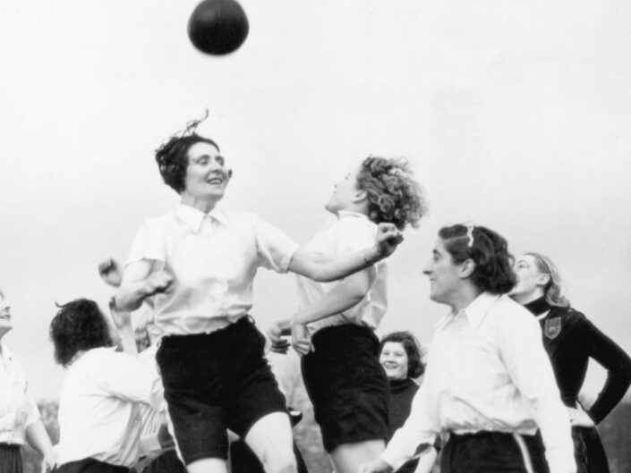 A Preston Ladies Football Club tagjai Lily Parr kapitánnyal edzenek egy skóciai turnéra és a belga női válogatott elleni mérkőzésre.