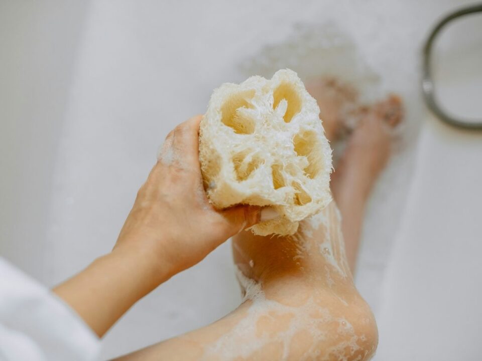 luffa-szivacs-zuhanyzas - Nők Lapja Nő fürdőkádban luffa szivaccsal mossa a lábát