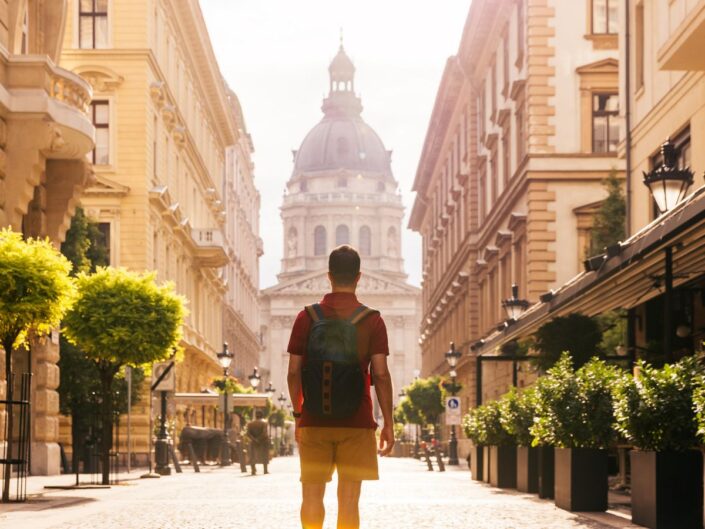 hátizsákos utazó felfedezi Budapest utcáit