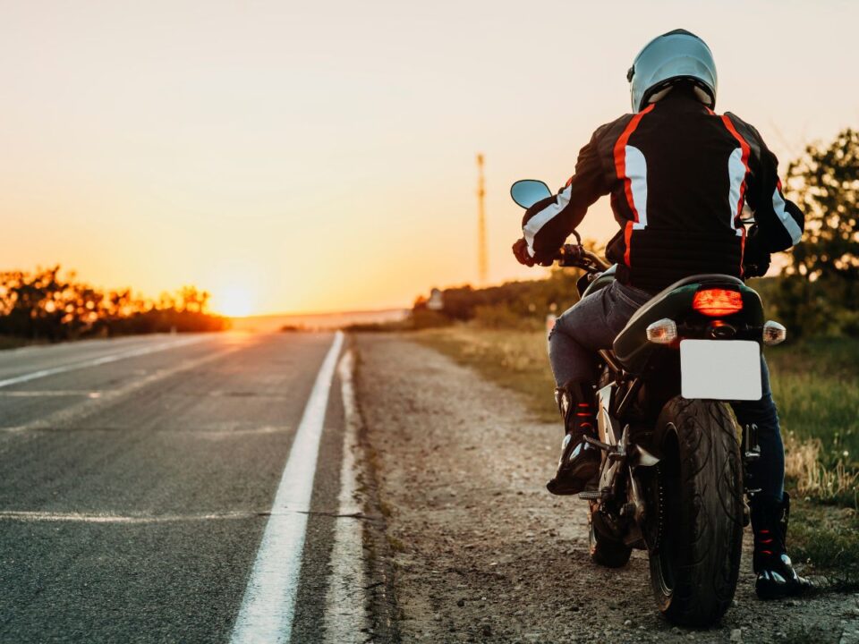 motoros-ut-szelen - Nők Lapja út szélén álló motor rajta a vezetővel