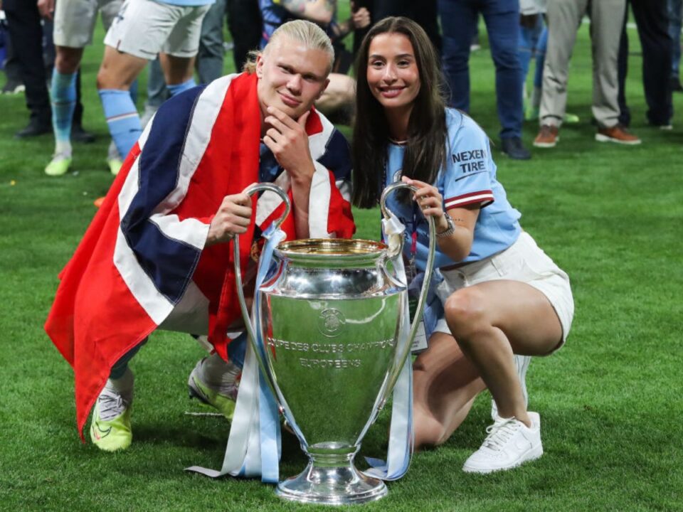 norveg-erling-haaland-focivebe - Nők Lapja Erling Haaland barátnőjével, Isabel Haugseng Johansennel ünnepli a trófeát a Manchester City 2023-as Bajnokok Ligája-győzelme után az isztambuli Atatürk Olimpiai Stadionban
