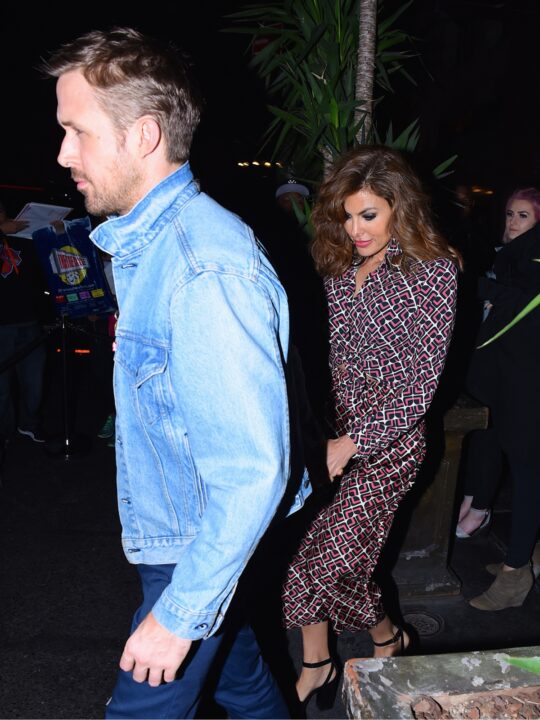 ryang-gosling-eva-mendes - Nők Lapja Ryan Gosling és Eva Mendes 2017-ben egy étteremből távoznak
