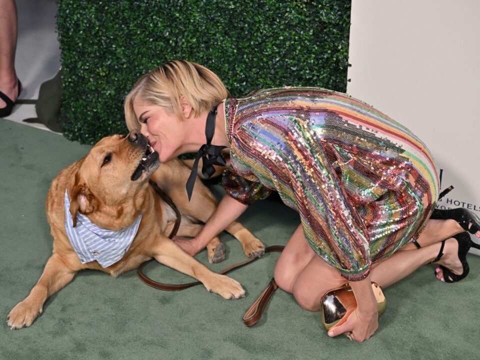 Selma Blair guggol a segítő kutyája mellett rendezvényen