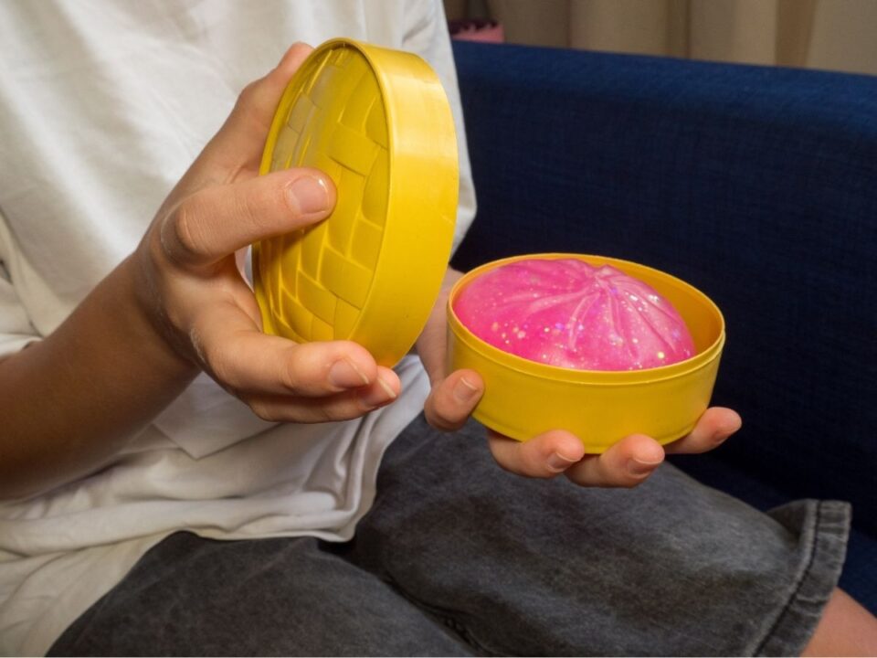 squishy-dumpling - Nők Lapja Gyerek rózsaszín glitteres Squishy Dumpling kosarát nyitja fel