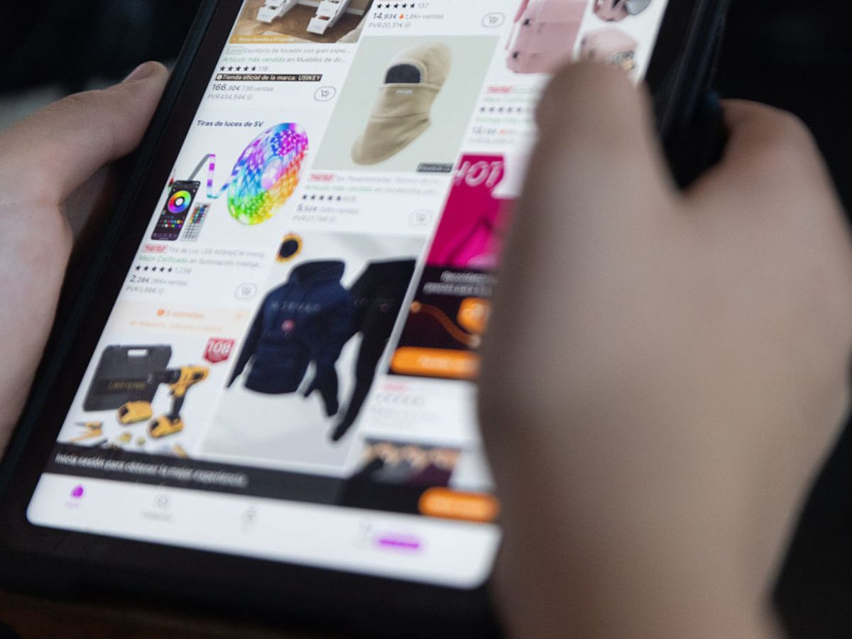 AliExpress-rendelés egy madridi felhasználó telefonján 2025 decemberében – a 150 eurós vámmentesség idén júliustól megszűnt az EU-ban. (Fotó: Eduardo Parra / Europa Press via Getty Images)