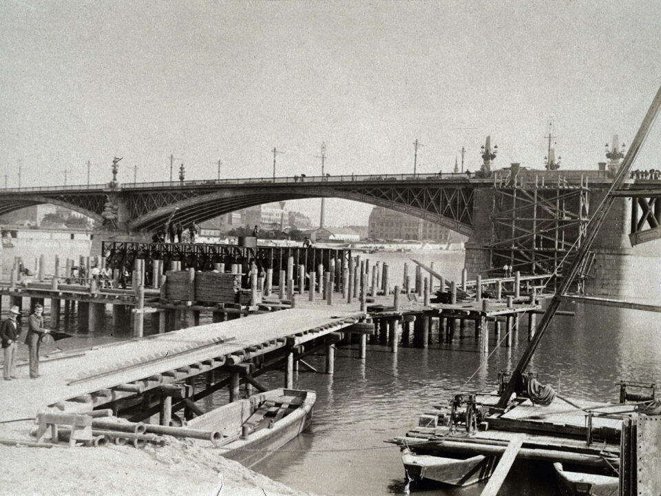 1900_szarnyhid_fortepan_204095 - Nők Lapja